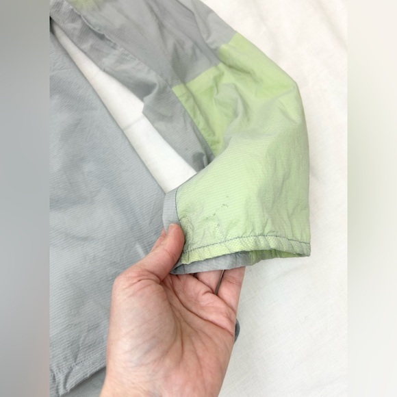 Nike Men's Cyclone Light Weight Jacket Running Hoodie Packable Grey/Green - Picture 10 of 13